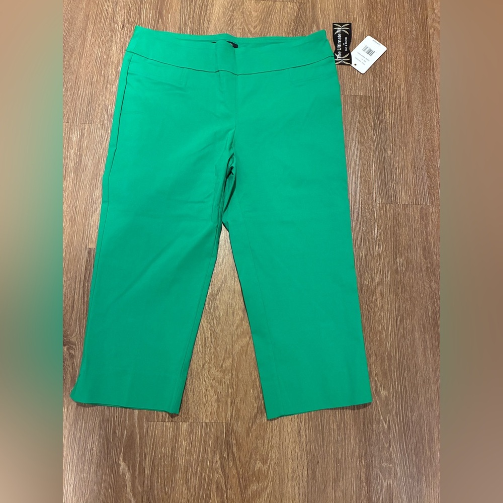 Zac & Rachel Emerald Green Pants
Size 14
W 18
L31 1/2
Crotch to depth 14